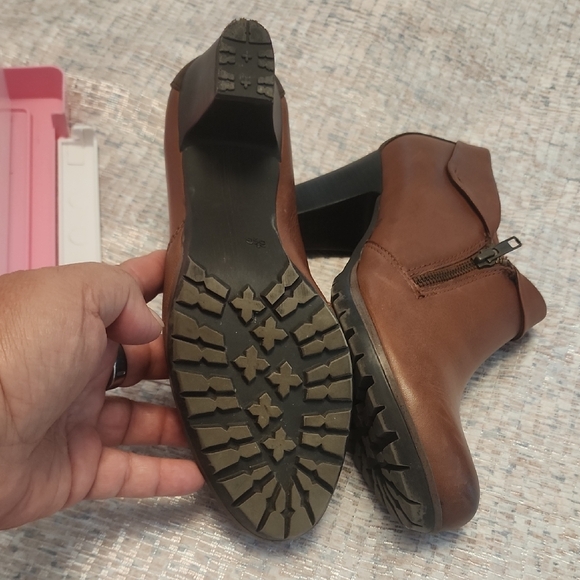 Brown Leather Boots with Rounded Toe and Matte Finish - Picture 4 of 4